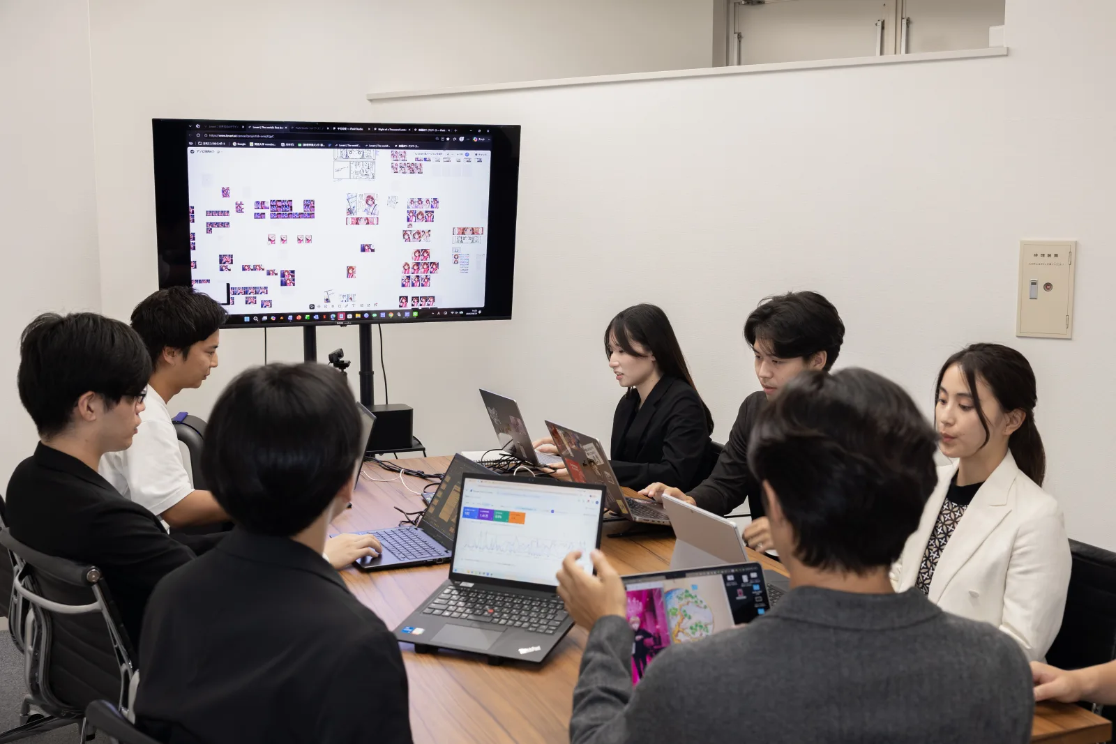 会議で意見を交わすContents Xのメンバー