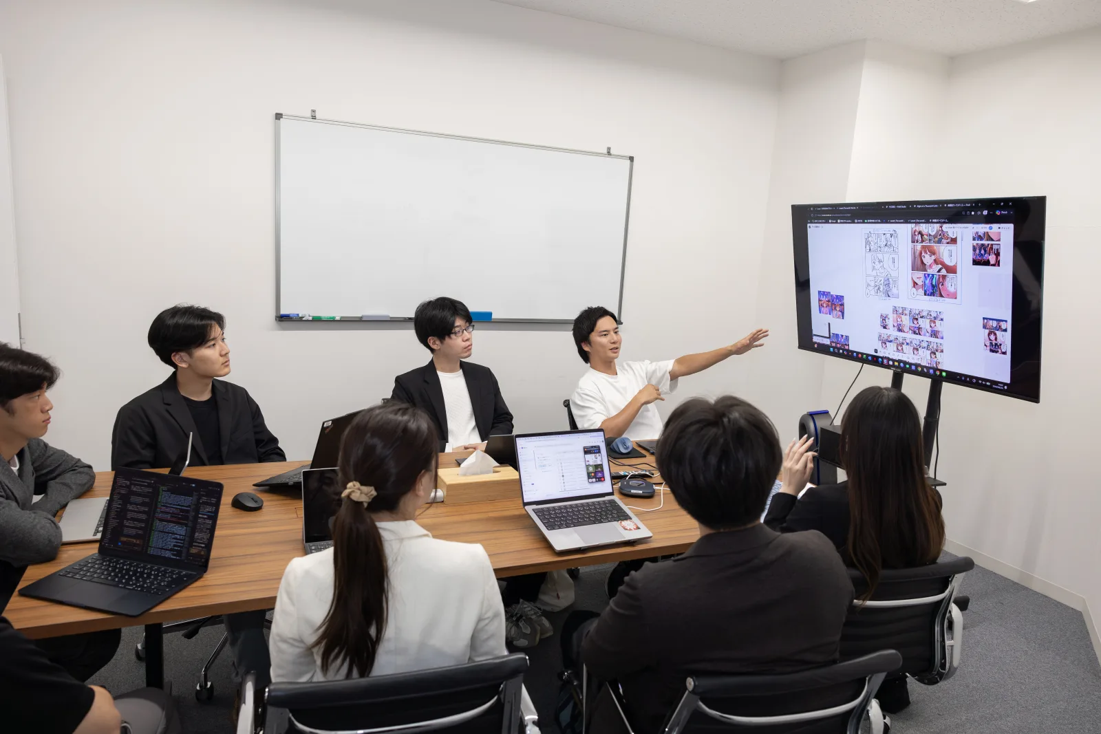 Contents Xのメンバーが企画を共有する会議風景